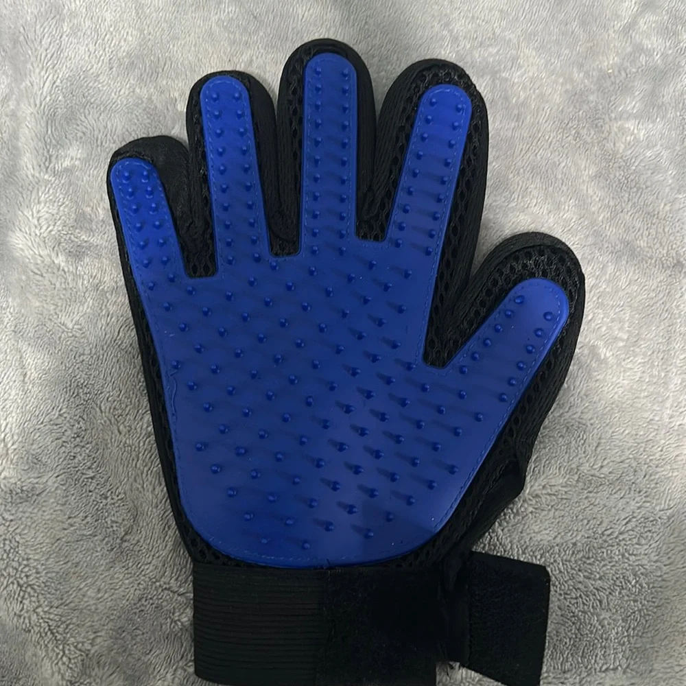 Dog grooming glove